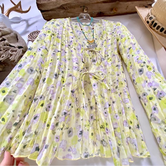 Lemon🍋 fresh sheer pleated Floral boho blouse w shabby chic resort vacay vibe - Picture 8 of 12